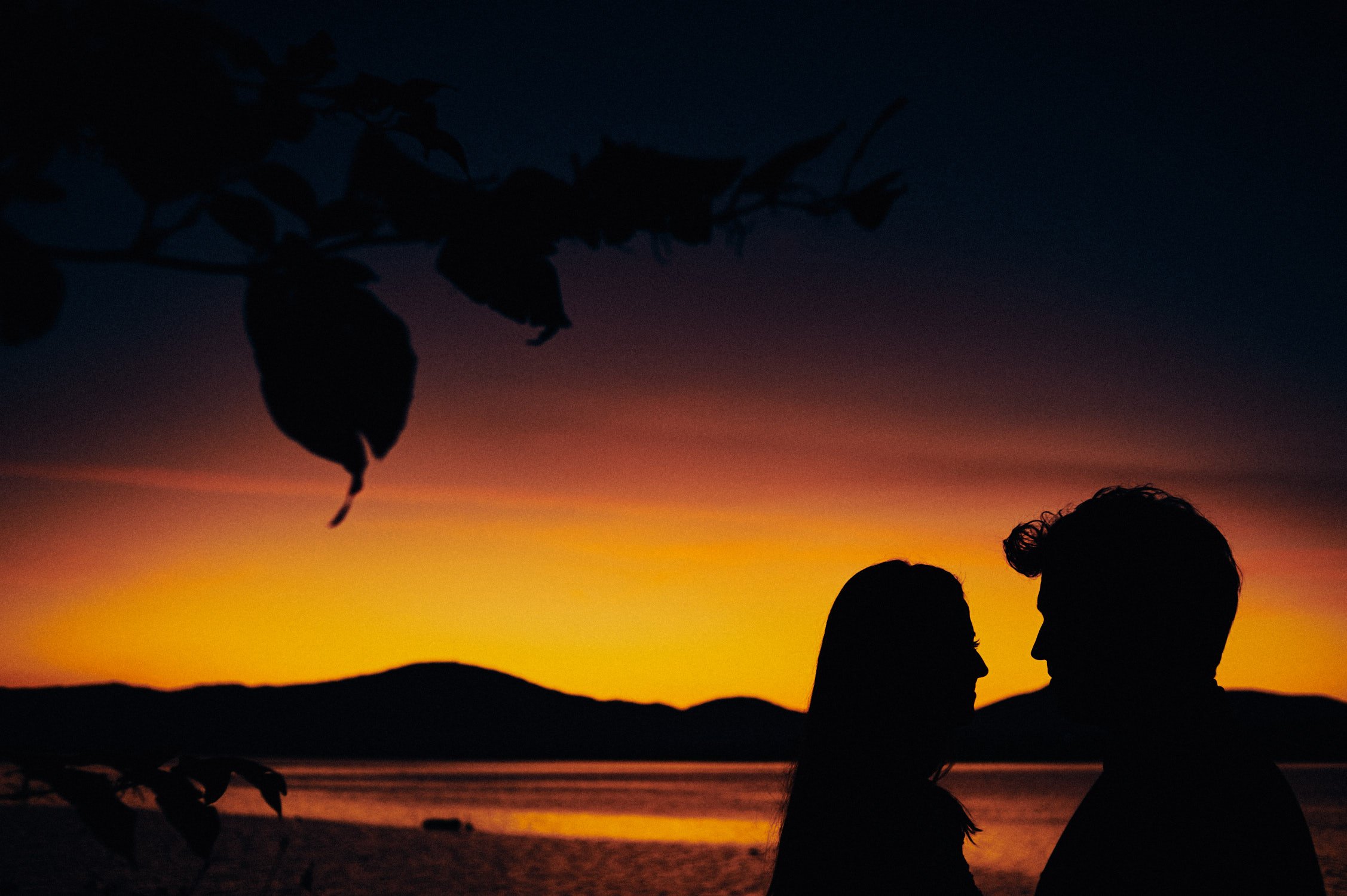 plener ślubny nad jeziorem, sesja nad jeziorem, jezioro żywieckie, zachód słońca