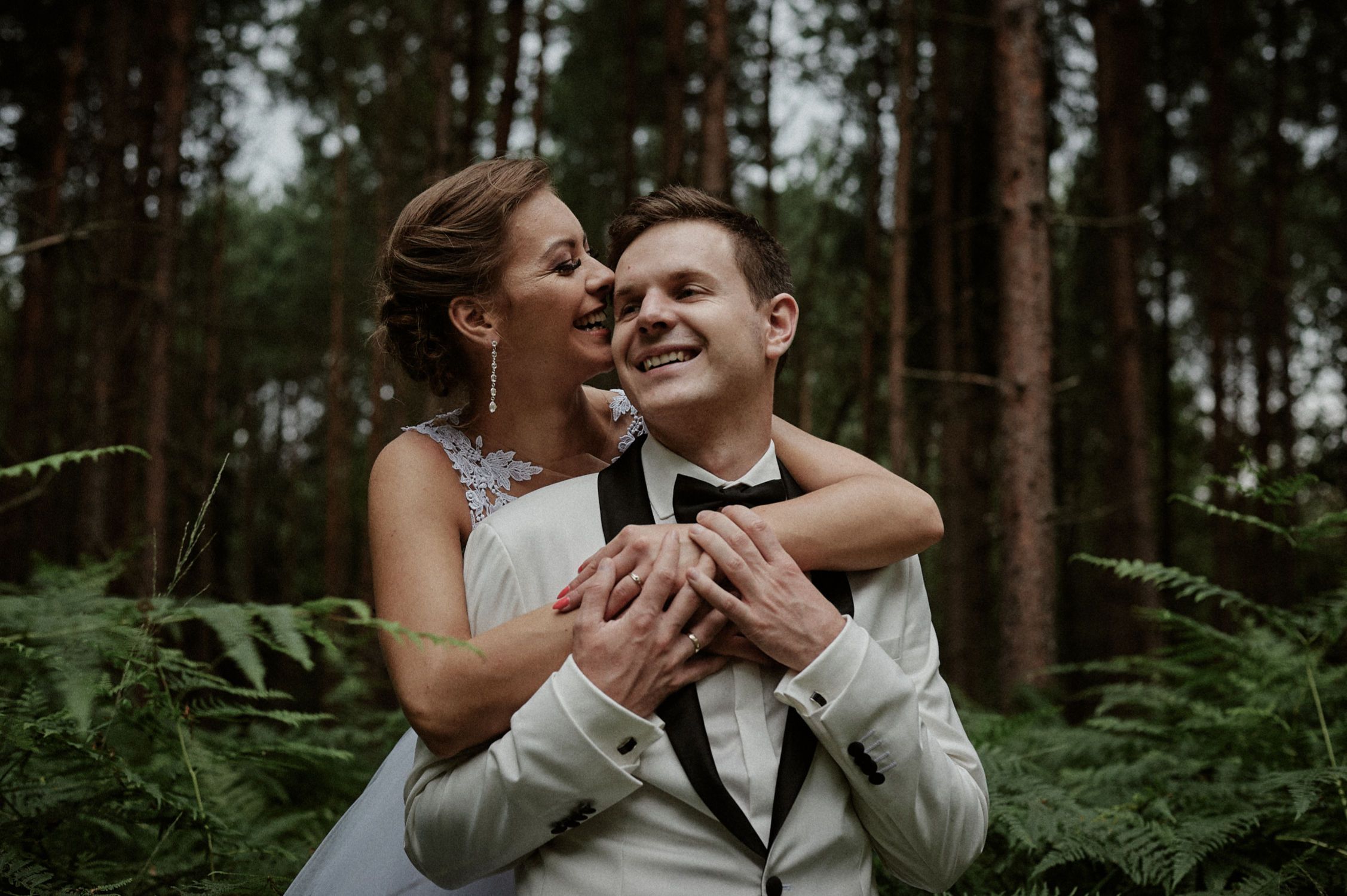 plener ślubny w lwsie, leśna sesja ślubna, plener Promnice